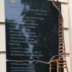 Pamätná tabuľa s kovanou stoličkou 